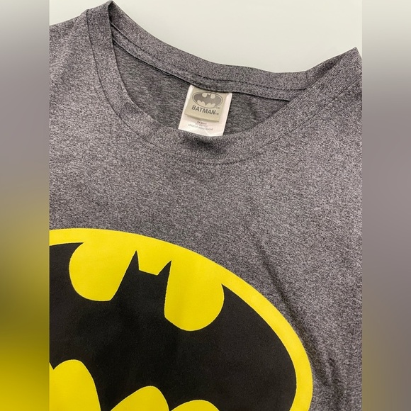 *NEW* DC Comics Classic 90’s BATMAN Logo Sleeveless Compression Muscle Shirt - Picture 2 of 2